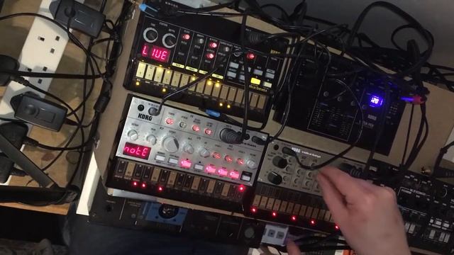 Chilled awesomeness. Effects make volcas so much better. 2xZoom Ms70cdr and volcas. смотреть онлайн