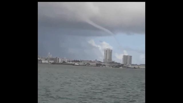 Удивительный водяной смерч у берегов Сан-Хуана, Пуэрто-Рико / Waterspout in Puerto Rico смотреть онлайн