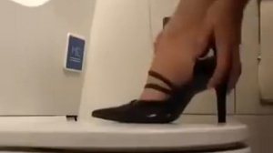 Девушка в туалете самолёта