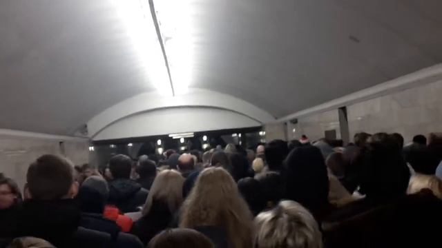 Московское метро. Толкучка на Чкаловской смотреть онлайн