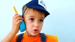 Влад и Никита играют с машинками и веселятся