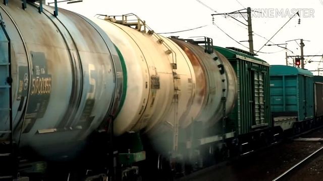 Электровоз ВЛ15с-026 с грузовым поездом