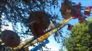 Головокружительный аттракцион "Орбита" в парке "Тополя" в Оренбурге.