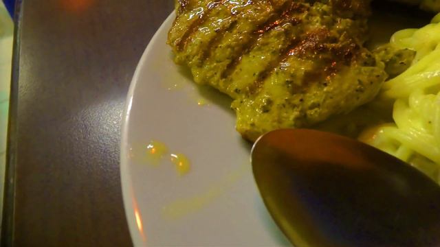 ЕВРОПЕЙСКАЯ ЕДА, ПОКУПАЕМ ПОДАРКИ, ВЕЧЕРНЯЯ ПАТТАЙЯ ( THEPPRASIT MARKET, EUROPEAN FOOD IN PATTAYA ) смотреть онлайн