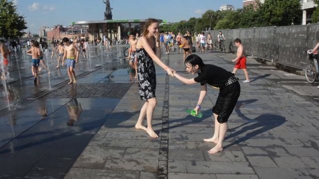 Мокрые платья, или Девушек на руках носим! / Wet dresses, or we wear Girls on our hands! смотреть онлайн