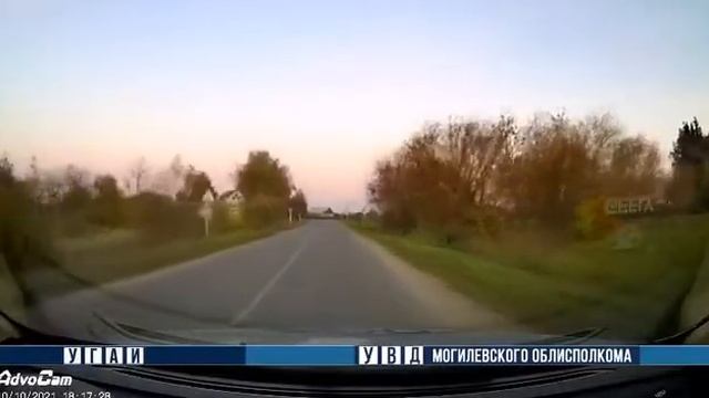 Поезд на железнодорожном переезде пьяному не помеха