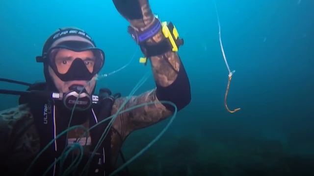 Дайвер Оказался Рядом с Гигантским Зверем и Вдруг Заметил Что-то Ужасное смотреть онлайн