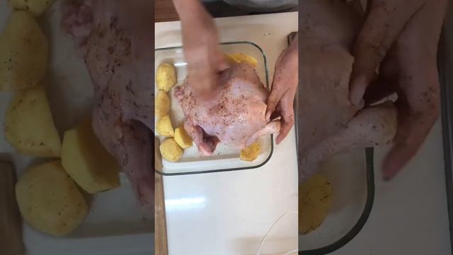 Курица запечённая с яблоками и картошкой целиком смотреть онлайн