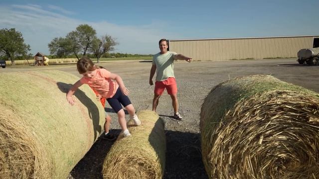 Moving hay with kids tractors and games on the farm | Tractors for kids смотреть онлайн