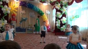 Милые малыши на выпускном. Поздравление выпускников от младшей группы.