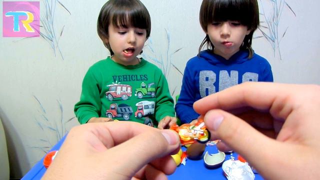 Открываем шоколадные яйца киндер сюрпризы. Opening Chocolate Eggs KINDERSURPRISE