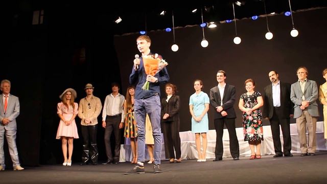 Парень делает девушке предложение со сцены театра