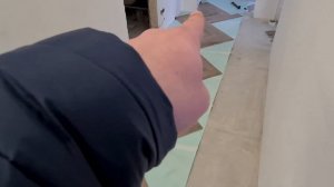 Укладка кварц винилового ламината ёлочкой. Ремонт квартир в Омске #707