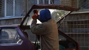 Снятие очень старой тонировочной пленки со стекла автомобиля (растонировка)