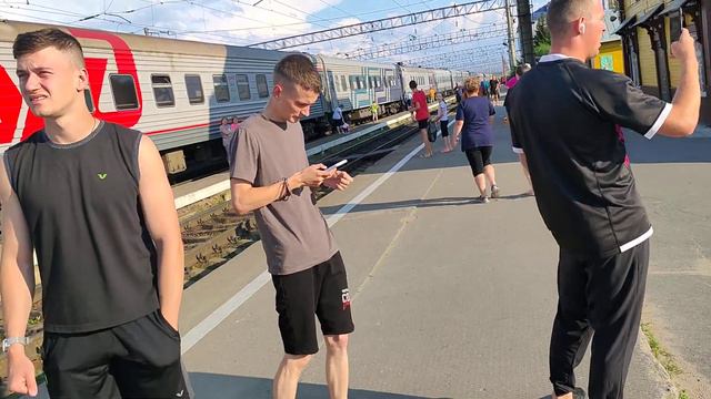 Стоим в Обозерской! С хвоста,отцепили шесть вагонов в сообщении Севастополь-Архангельск! Поезд №184 смотреть онлайн