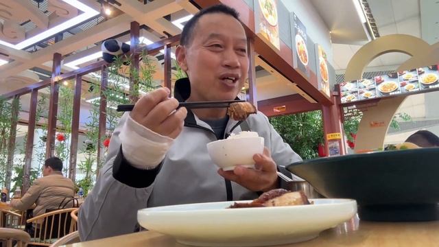 川哥坐动车去成都，吃快餐两人花了84，很多不懂还得儿子教