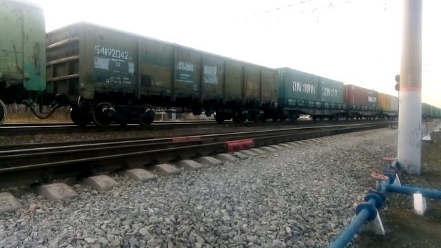 Электровоз ВЛ10К-1438 с грузовым поездом отправляется со станции Кольцово смотреть онлайн