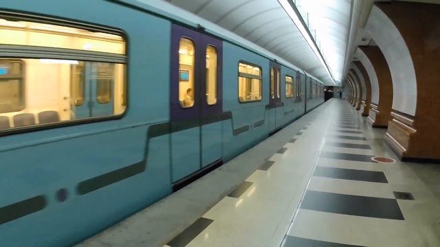 Москва. Поезд «Ока» в цветах Бакинского метро на станции «Парк Победы» 06 сентября 2023 смотреть онлайн