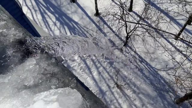 ???Водапад на крыше)).Очистка снега и наледи с плоских крышь.Промальп,Ульяновск. смотреть онлайн