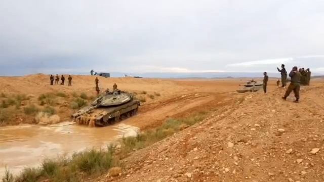 Утопить танк можно и в пустыне. Как танкисты ЦАХАЛ танк Merkava помыли смотреть онлайн
