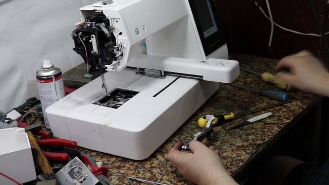 Janome 500E замена рамки игловодителя смотреть онлайн