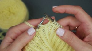 СУПЕР СТИЛЬНАЯ резинка со скрещенной лицевой!  Очень простой, но эффектный узор спицами по кругу