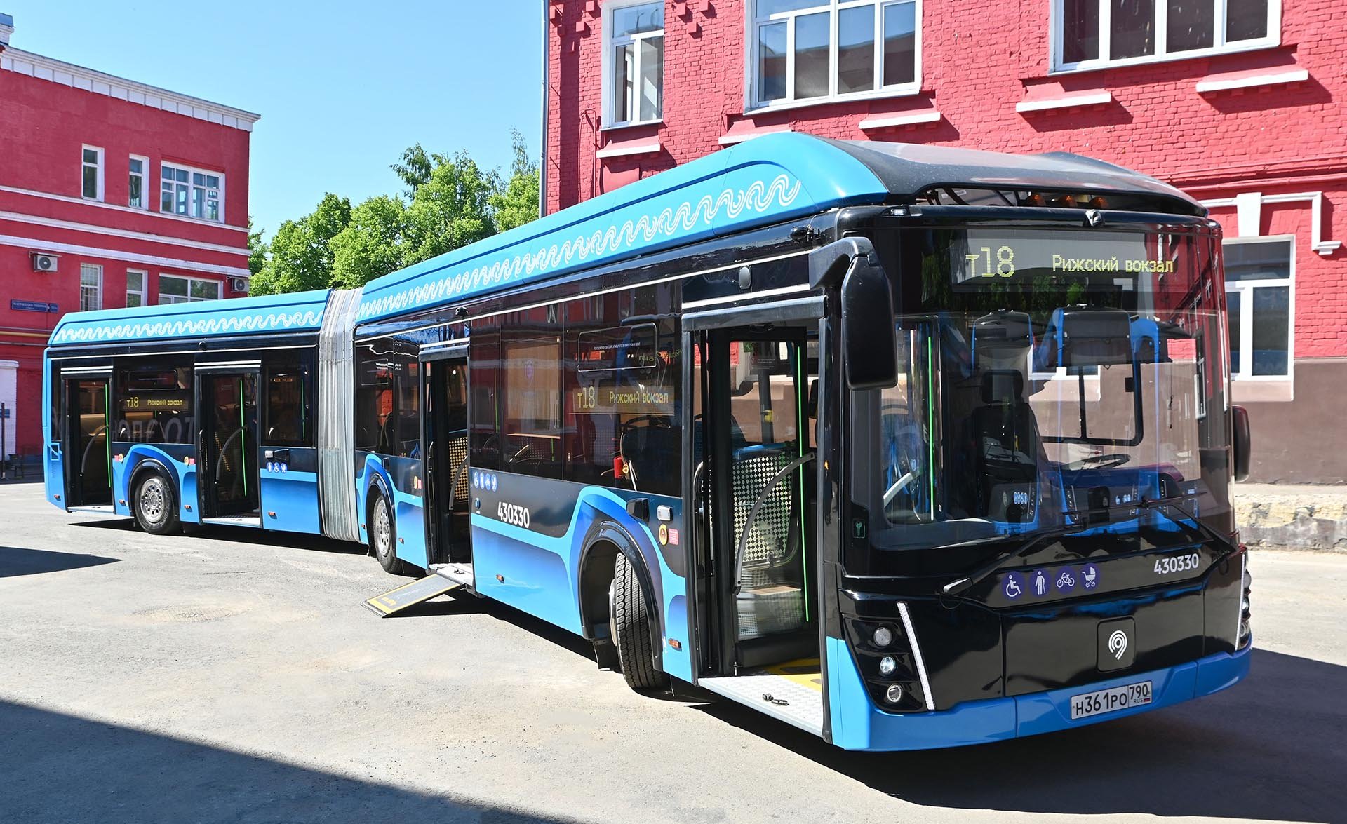 На дороги Москвы вышел новый электробус-«гармошка» е-CITYMAX 18 производства «Группы ГАЗ» смотреть онлайн