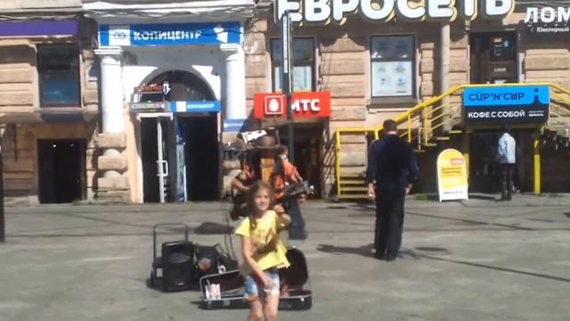 Человек-оркестр и танцующая Лисонька Dance 2017 смотреть онлайн