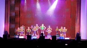 Пусть бегут неуклюже пешеходы по лужам