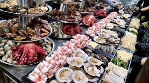 «5 лучших интересных блюд из морепродуктов» Вкусные морепродукты, корейская уличная еда.