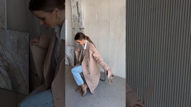 Шикарное бежевое двубортное пальто смотреть онлайн