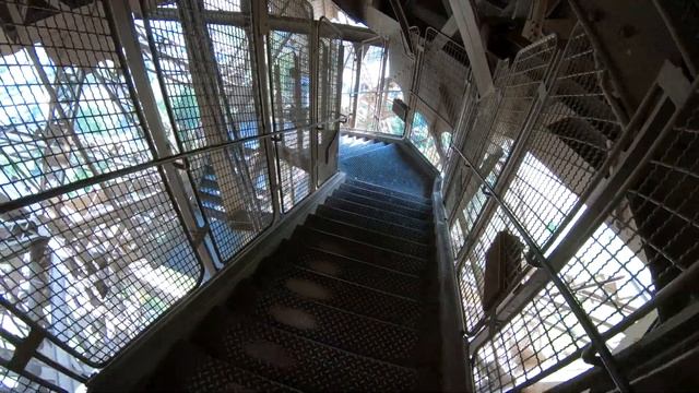 Как подняться на Эйфелеву башню без очереди на лифте и по лестнице. Магазины внутри Eiffel Tower