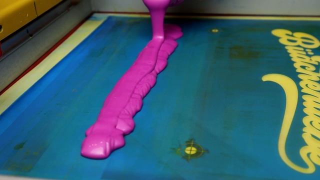 Screen printing a two coloured image on a cotton shirt [no commentary] смотреть онлайн