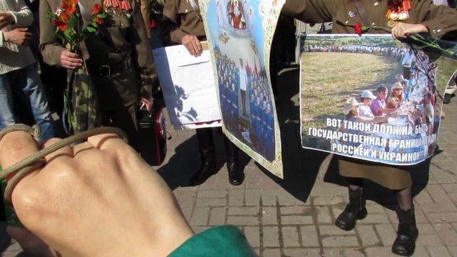 09.05.16 Киев. Сумасшедшая бабка танцуя разворачивает икону Сталина на Арсенальной смотреть онлайн