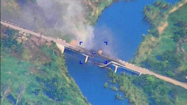 Красивый прилет ФАБа по мосту на Южнодонецком направлении. Боевая работа авиации 11 армии ВВС и ПВО. смотреть онлайн