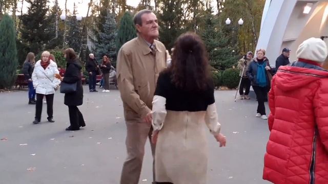 ЛИСТЬЯ ЖЁЛТЫЕ НАД ГОРОДОМ КРУЖАТСЯ! ТАНЦЫ ХАРЬКОВ СЧАСТЛИВЫЕ МОМЕНТЫ смотреть онлайн