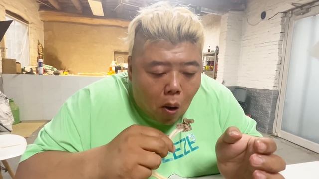 一扇羊排一锅清水，简单的“手把羊肉”蘸韭菜花，猴哥今天又吃美了！【胖猴仔】 смотреть онлайн