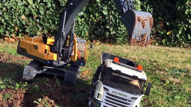 RC BAGGER gräbt Wiese auf! VOLVO EC480 BRUDER Excavator Toys for CHILDREN! смотреть онлайн