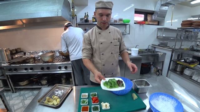 Салат с хрустящим баклажаном #СНовымШефом Сергей Билык смотреть онлайн
