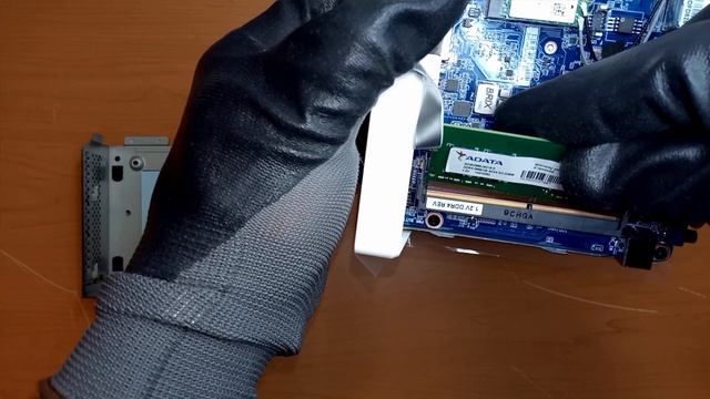 Instalación De Unidad De Estado Sólido Y Memoria RAM Sodimm En Mini PC GIGABYTE Modelo GB-BLCE-4000