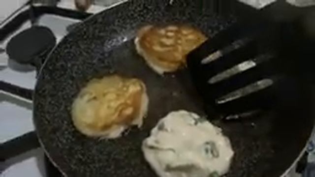 Ленивые холостяцкие пирожки с луком и яйцом смотреть онлайн