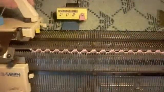 Вязание ластика 2*2 на двухфонтурной вязальной машине Нева-5 Нева-11 смотреть онлайн