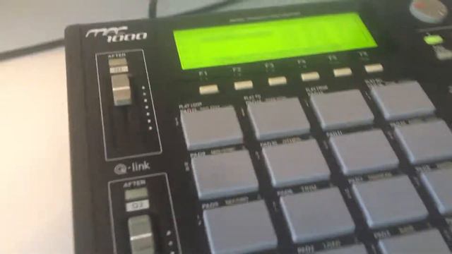 Akai MPC 1000 смотреть онлайн