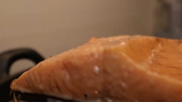 Форель горячего копчения ДОМА В СКОВОРОДКЕ - чуть все не спалил!) смотреть онлайн