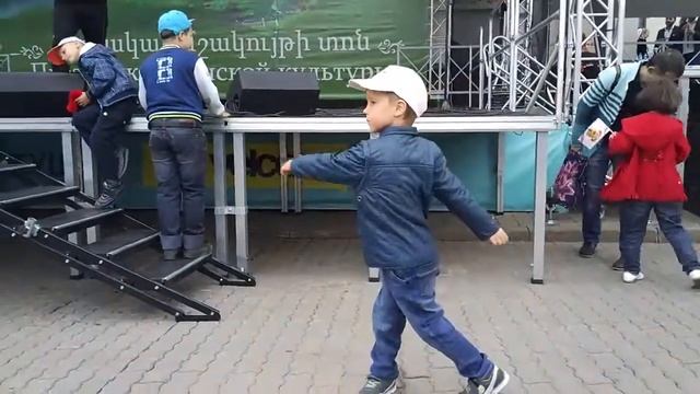 26 августа 2017. Миша танцует под выступление Карена Карапетяна смотреть онлайн