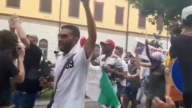 Voghera, manifestazione in memoria di Youns El Boussetaoui смотреть онлайн