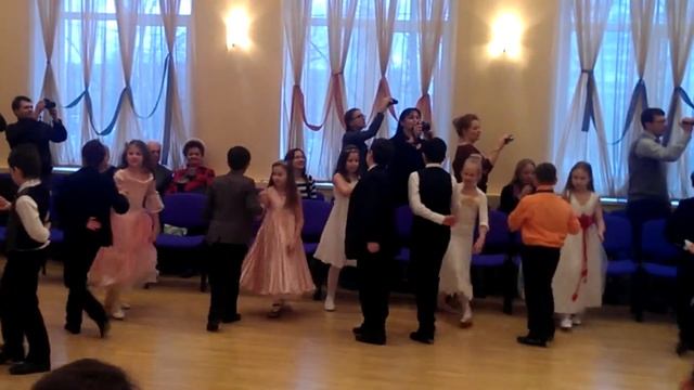 2013 1158 3Г НОВОГОДНЯЯ СКАЗКА (БАЛ) РОМА ТАНЦУЕТ ВАЛЬС смотреть онлайн