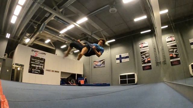 540 Kick and Sideswipe - Tricking Tutorial смотреть онлайн
