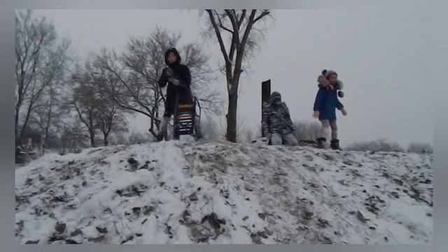 Катаемся с друзьями на санках🎄 смотреть онлайн