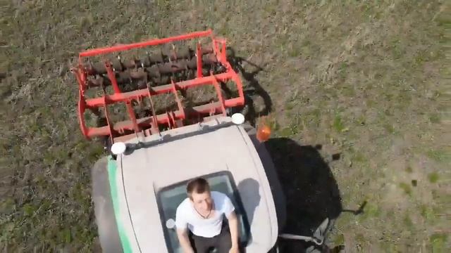 Фермер из Арзамаса сделал на тракторе в поле огромную надпись "Я русский" смотреть онлайн